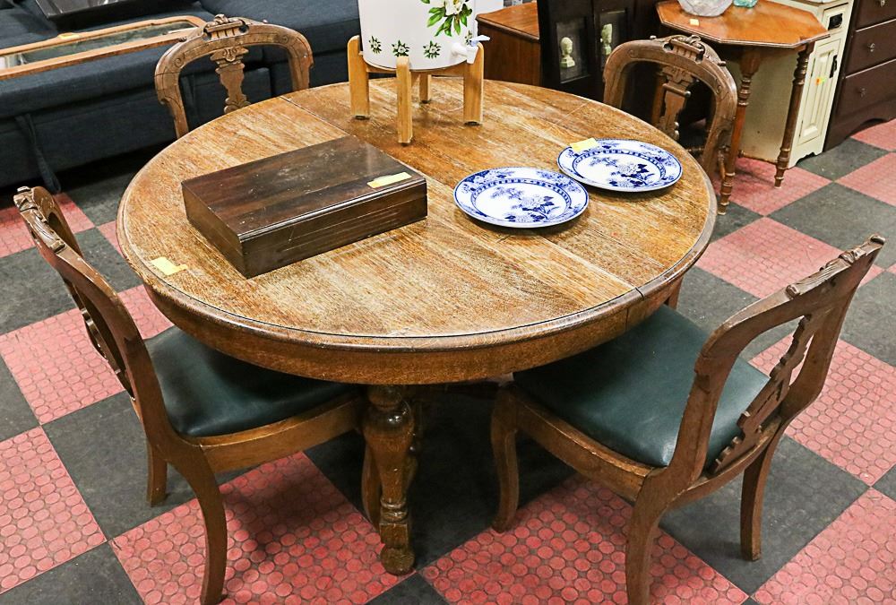 ROUND DINNER TABLE WITH 4 CHAIRS