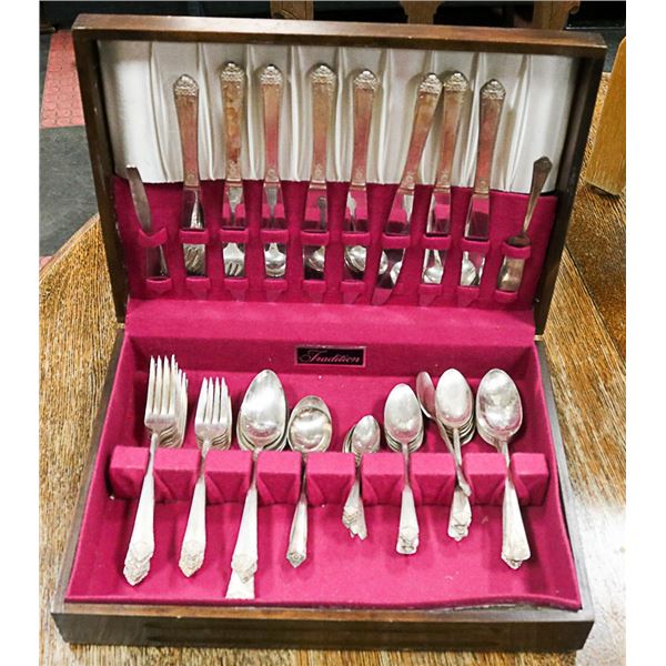 VINTAGE ROGER & BROS SILVERWARE SET IN WOOD
