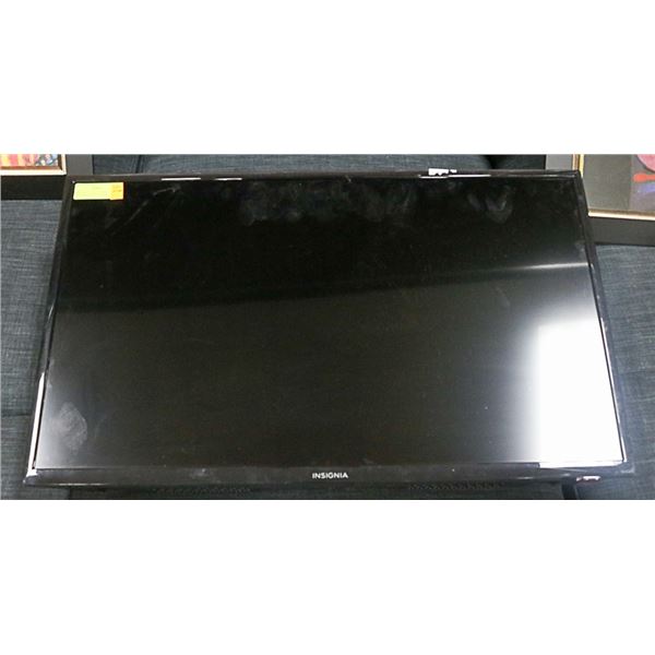 INSIGNIA 31" FLAT SCREEN TELEVISION WITH REMOTE