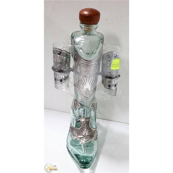 BOOT DECANTER W METAL ACCENTS & GLASSES