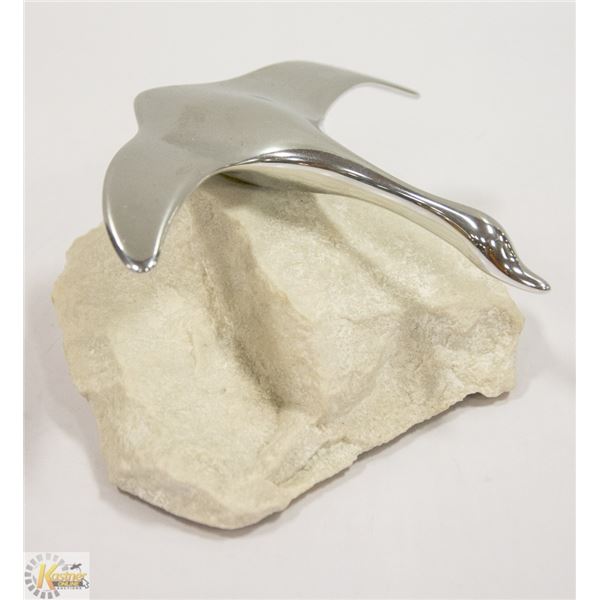 HOSELTON SIGNED GOOSE IN FLIGHT COLLECTOR ART