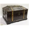 Image 2 : LARGE DECORATIVE BROWN WOOD TREASURE CHEST STORAGE