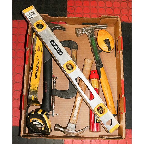 FLAT OF HAMMERS AND CARPENTERS TOOLS INCL. DEWALT