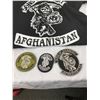 Image 3 : Lot Of Sons Of Anarchy Memorabilia From Afghanistan - Plate With Holder - T-Shirt SZ M - Patches