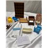 Image 3 : A Mixed Lot of Vintage Mini Doll House Furniture in Very Good Condition