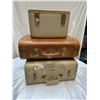 Image 1 : 3 Vintage Suit Cases