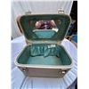 Image 2 : 3 Vintage Suit Cases