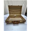 Image 3 : 3 Vintage Suit Cases