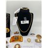 Image 3 : Amazing Lot of Vintage Costume Jewelry