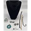 Image 1 : A Group of Vintage Jewelry