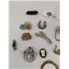 Image 2 : 14 Vintage Brooches