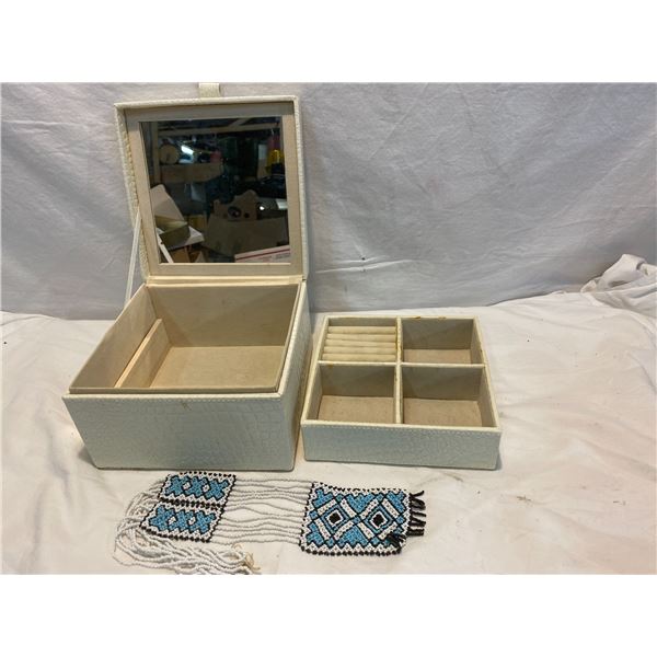Jewelrybox and beadwork piece