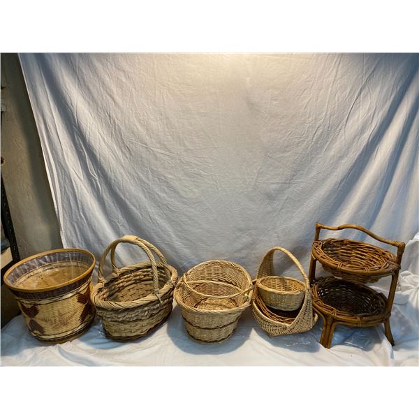 Lot of wicker baskets