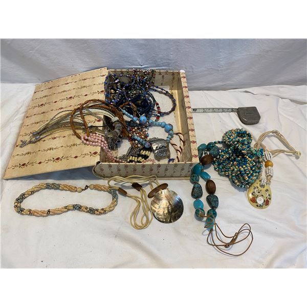 Lot costume jewelry