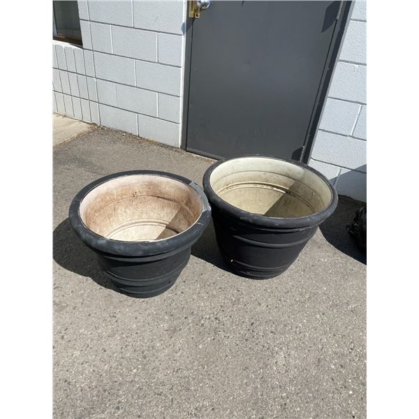 2 pots one has damage