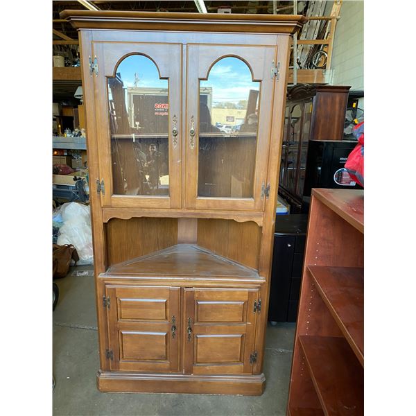 Corner cabinet