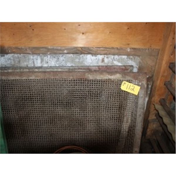 3 GRATES & GREEN WINDOW