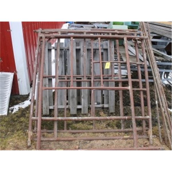 4 SCAFOLDING ENDS, 3 BRACES