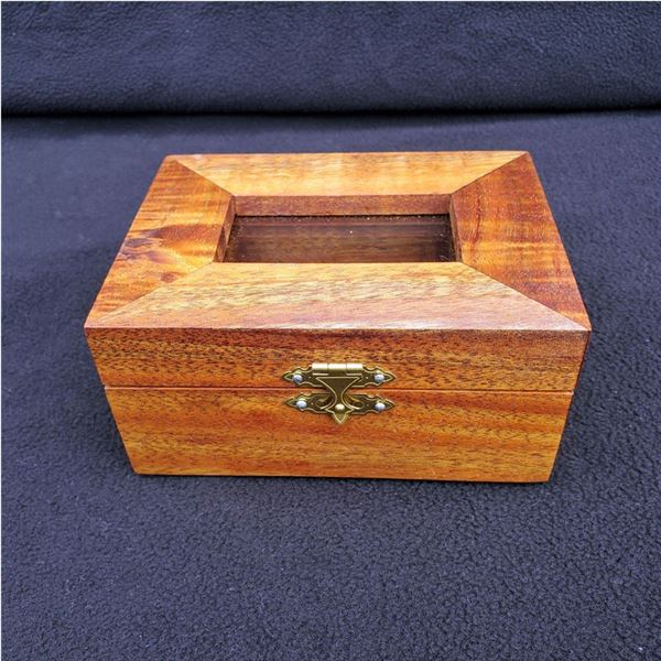 Beautiful Koa Wood Jewelry Box: 5 1/2 x 4 1/2 x 2 1/2''