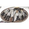 Image 1 : LARGE TRAY W/ 25 ASSORTED KITCHEN KNIVES &
