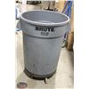 Image 1 : BRUTE RUBBERMAID GREY TRASH CAN 32GAL WHEEL STAND