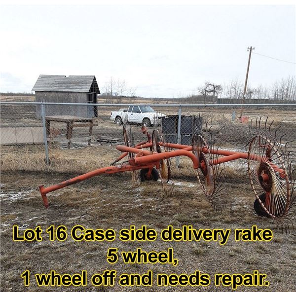 Case side delivery rake 5 wheel, 1 wheel off and needs repair