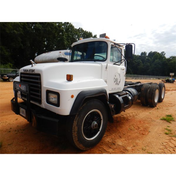 1993 MACK RD690SX Cab and Chassis Truck