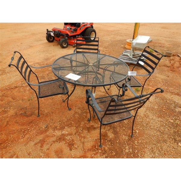 METAL TABLE W/ 4 CHAIRS
