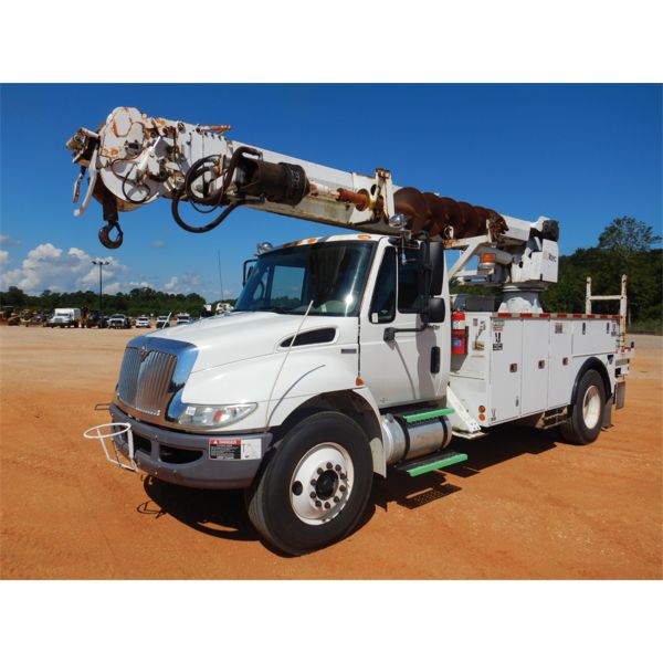 2009 INTERNATIONAL DURASTAR 4300  Digger Derick Truck