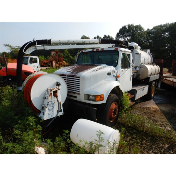 1999 INTERNATIONAL 4700 Vacuum Truck
