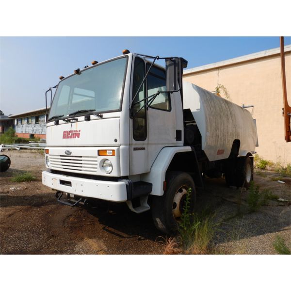 2001 STERLING SC8000 Sweeper Truck