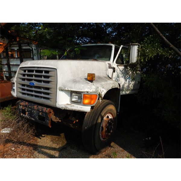1995 FORD F800 Cab and Chassis Truck