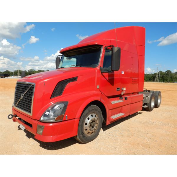 2014 VOLVO VN Sleeper Truck