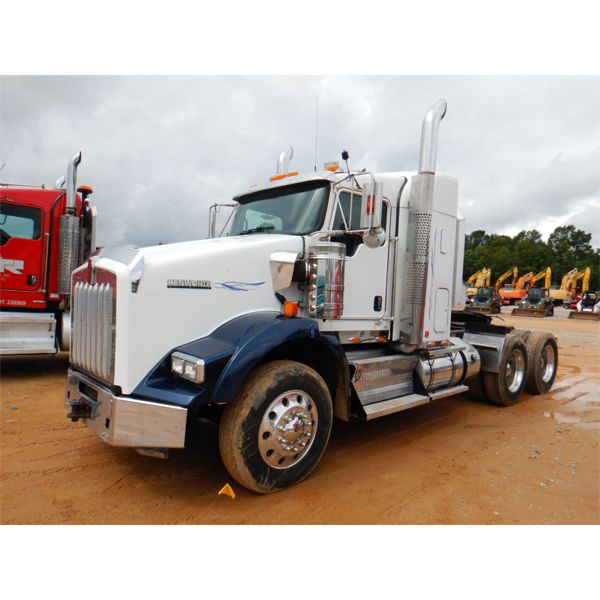 2015 KENWORTH T800 Sleeper Truck