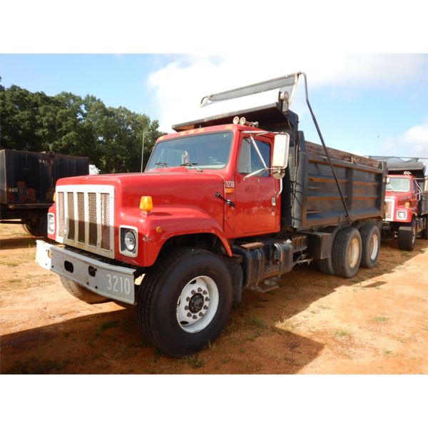 2001 INTERNATIONAL 2574 Dump Truck