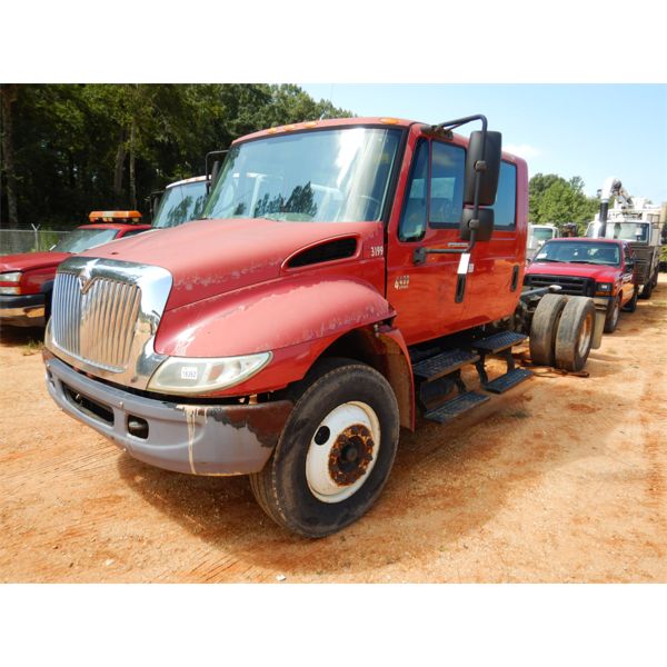 2004 INTERNATIONAL 4400 Cab and Chassis Truck