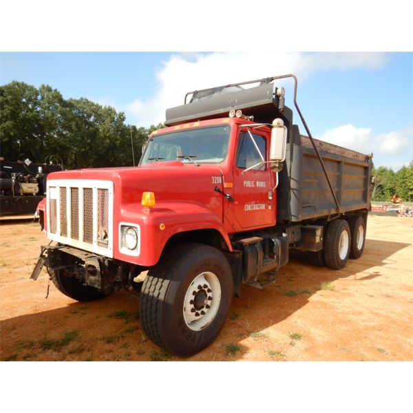 2001 INTERNATIONAL 2574 Dump Truck