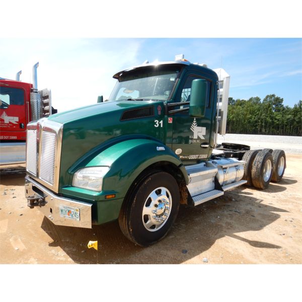 2015 KENWORTH T880 Day Cab Truck