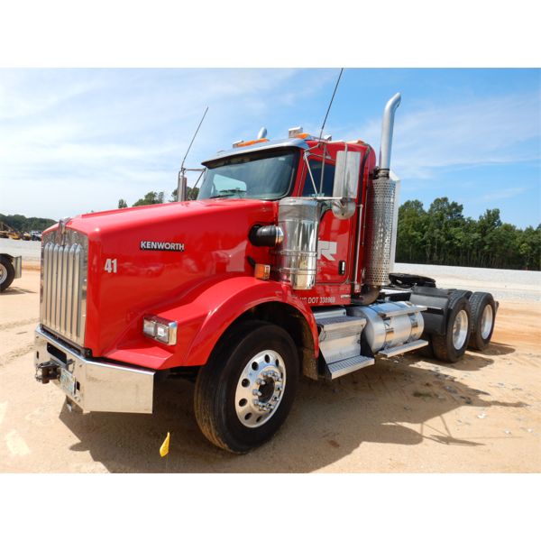 2017 KENWORTH T800 Day Cab Truck