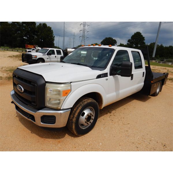 2011 FORD F350 XL Flatbed Truck