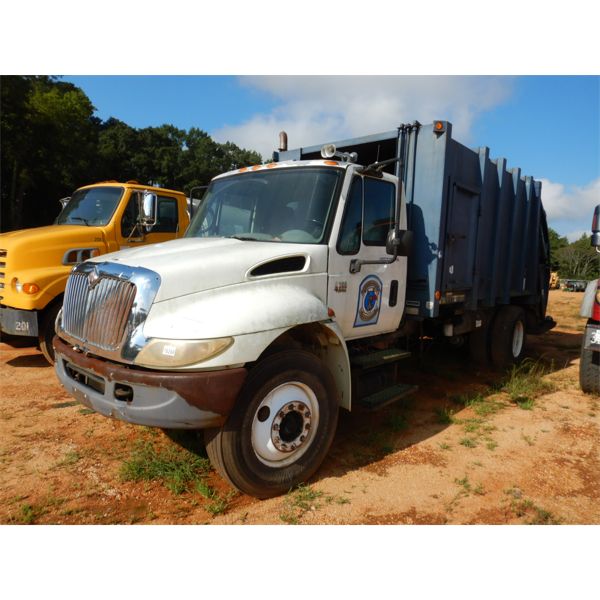2003 INTERNATIONAL 4300 Garbage / Sanitation Truck