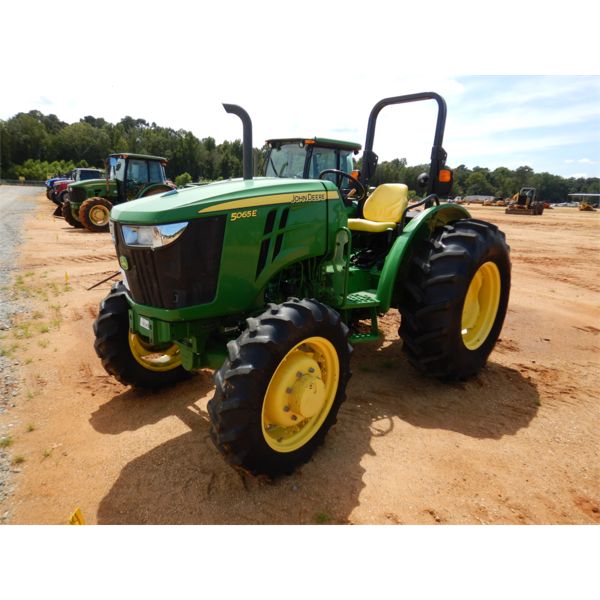 JOHN DEERE 5065E Farm Tractor