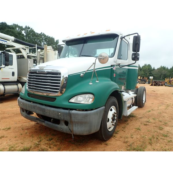 2007 FREIGHTLINER COLUMBIA Cab and Chassis Truck
