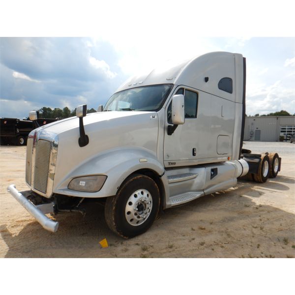 2012 KENWORTH T700 Sleeper Truck