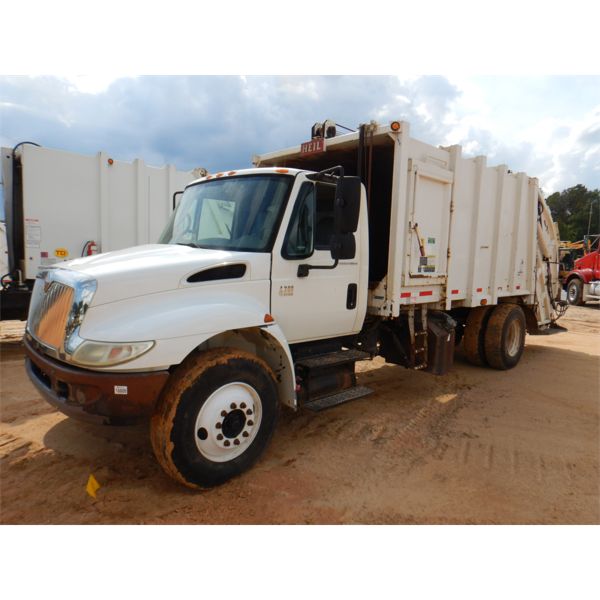 2004 INTERNATIONAL 4300 Garbage / Sanitation Truck
