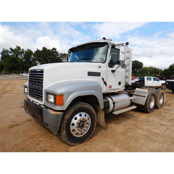 2005 MACK CHN613 Day Cab Truck