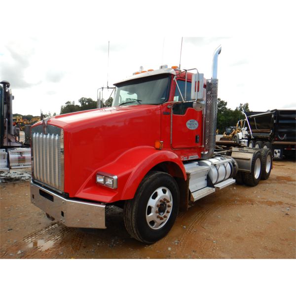 2017 KENWORTH T800 Day Cab Truck