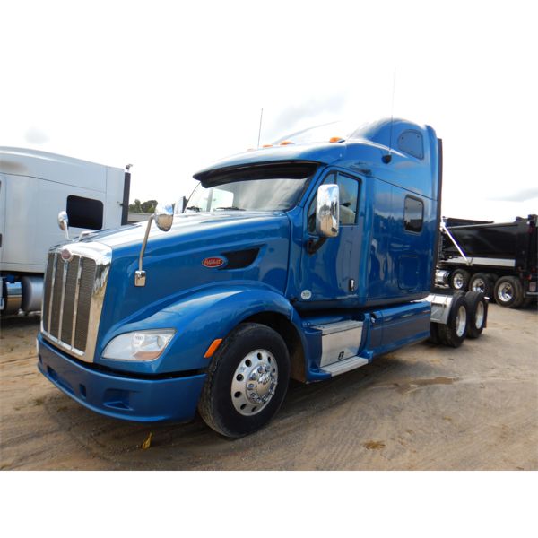 2015 PETERBILT 587 Sleeper Truck