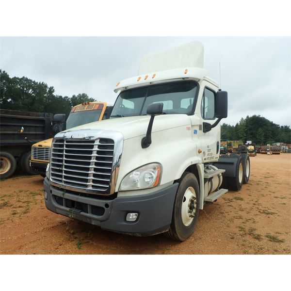 2011 FREIGHTLINER CASCADIA Day Cab Truck