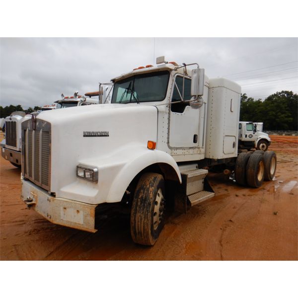 2003 KENWORTH T800 Sleeper Truck